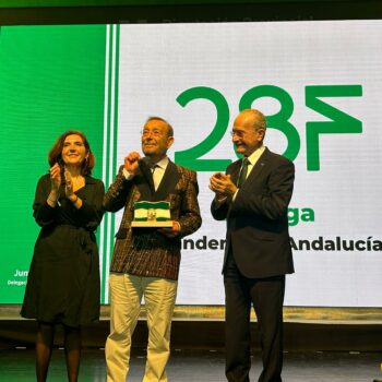Manolo Rincón recoge su Bandera de Andalucía en un emotivo acto