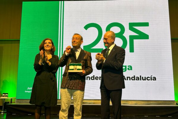Manolo Rincón recoge su Bandera de Andalucía en un emotivo acto