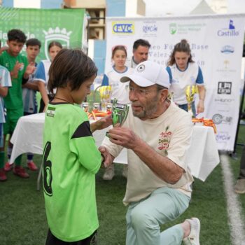 El I Torneo de Fútbol Base Vélez-Málaga Fundación Rincón, todo un éxito en el campo y la grada