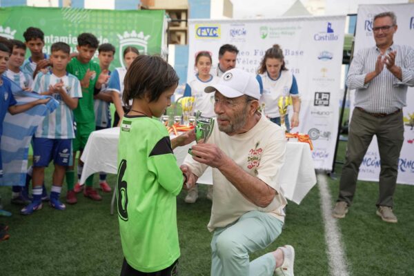 El I Torneo de Fútbol Base Vélez-Málaga Fundación Rincón, todo un éxito en el campo y la grada